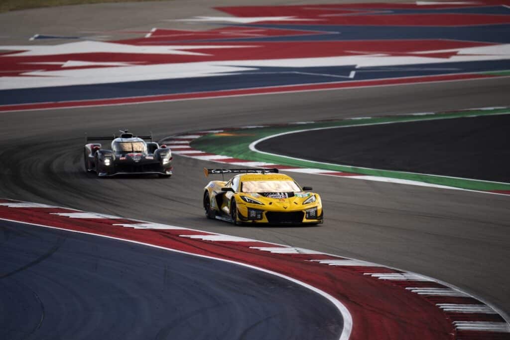 La Corvette #33 davanti alla #7 Toyota ad Austin nel 2025 (© FIA WEC/DPPI)