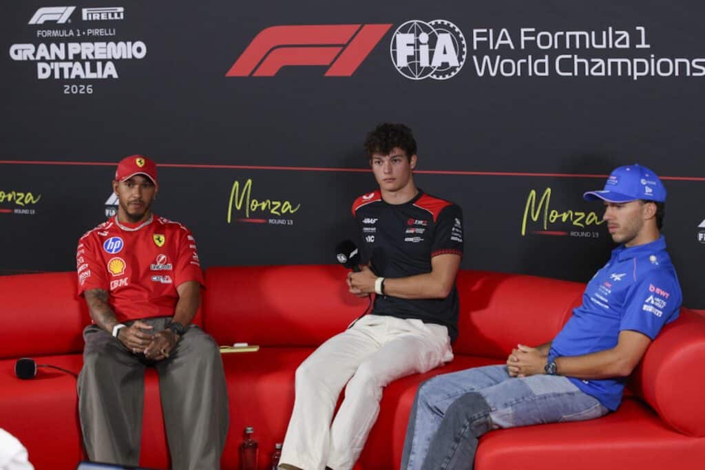 Lewis Hamilton in conferenza stampa con Bearman e Gasly (© fia.com)
