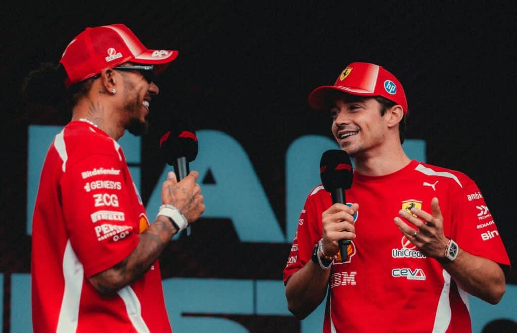 Lewis Hamilton e Charles Leclerc sul palco della fanzone a Baku (© Ferrari Media Centre)