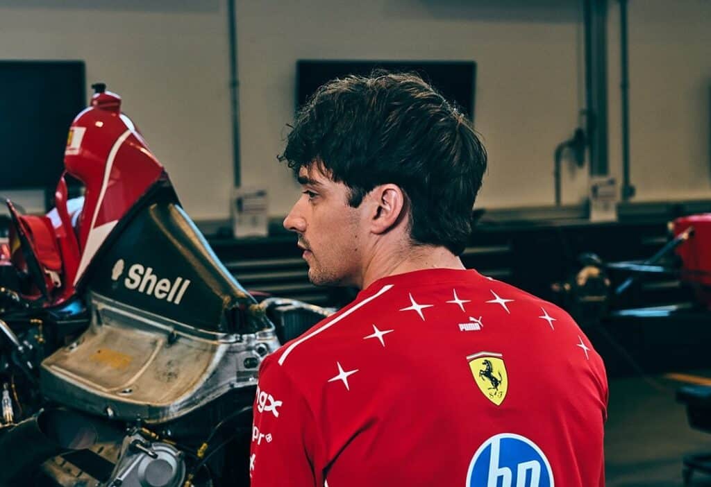 Leclerc con la maglia tributo a Michael Schumacher (© x.com/ScuderiaFerrari)