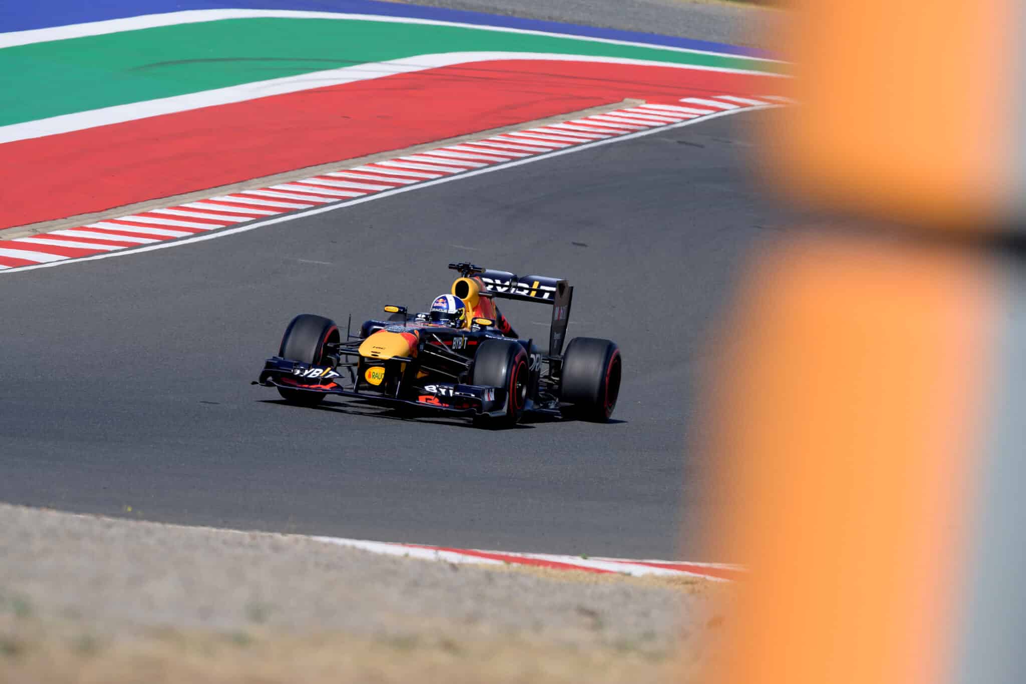 David Coulthard in pista a Kyalami durante un'iniziativa Red Bull nel 2024 (© Red Bull Content Pool)