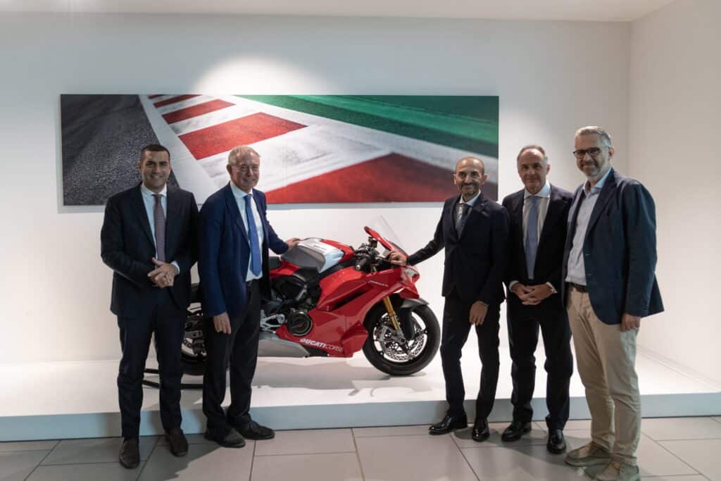 La delegazione istituzionale in visita alla Ducati (© Ducati Media House)