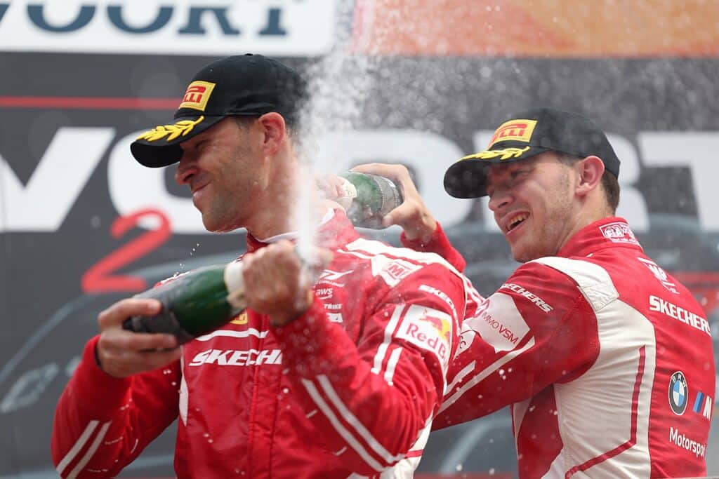 Kelvin van der Linde e Charles Weerts sul podio a Zandvoort lo scorso anno (© SRO/JEP)