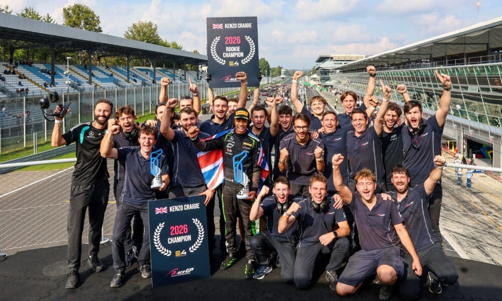 Kenzo Craigie festeggia con il team sul podio di Monza, campione 2026 della E4 (© archiviofotografico.acisport.it)