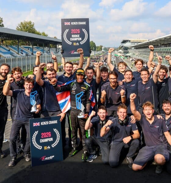 Kenzo Craigie festeggia con il team sul podio di Monza, campione 2026 della E4 (© archiviofotografico.acisport.it)