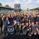 Kenzo Craigie festeggia con il team sul podio di Monza, campione 2026 della E4 (© archiviofotografico.acisport.it)
