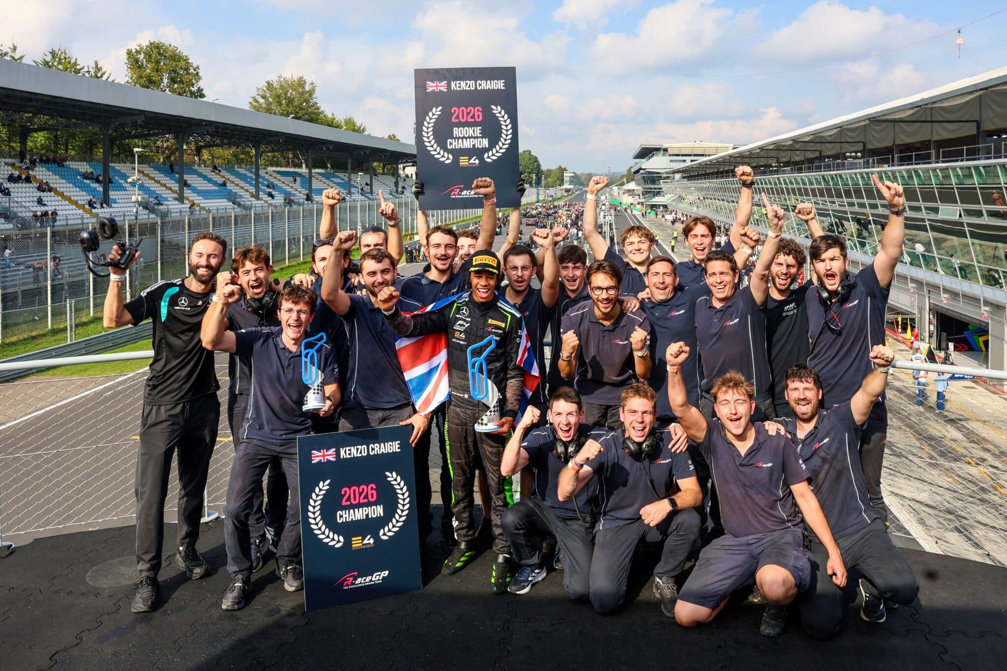 Kenzo Craigie festeggia con il team sul podio di Monza, campione 2026 della E4 (© archiviofotografico.acisport.it)