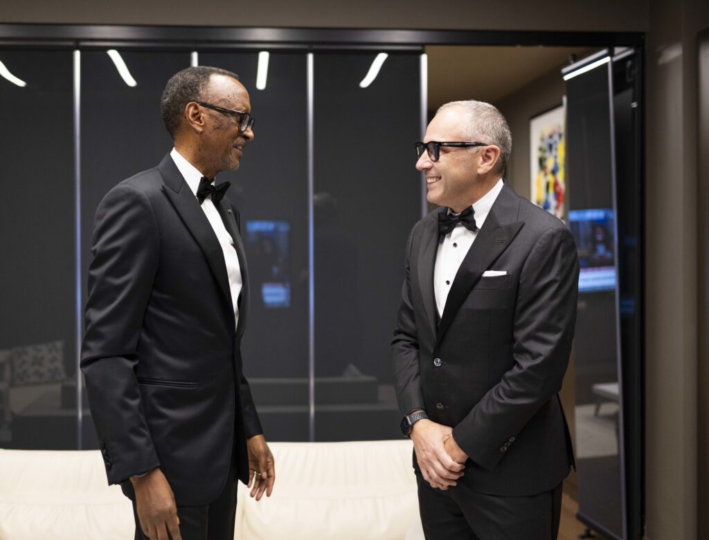 Il presidente del Ruanda Paul Kagame con il presidente della F1 Stefano Domenicali (© flickr.com Paul Kagame - https://www.flickr.com/photos/paulkagame/54202992629/in/album-72177720322574189)