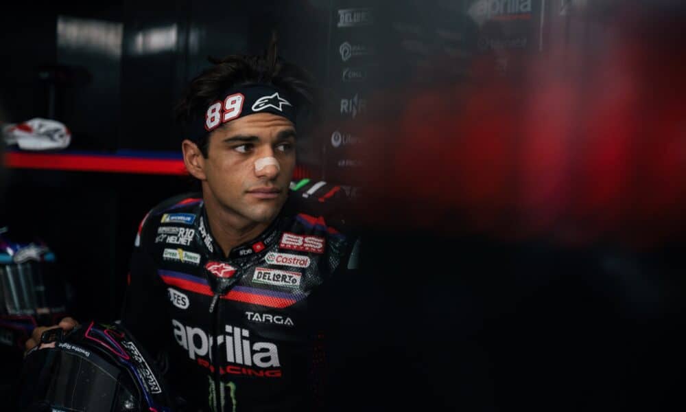 Jorge Martin nei box di Sepang (© Press Piaggio Group)