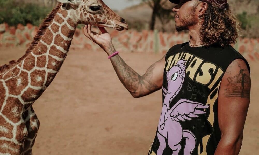Lewis Hamilton durante uno dei suoi viaggi in Africa, Kenya 2022 (© lewishamilton - instagram)