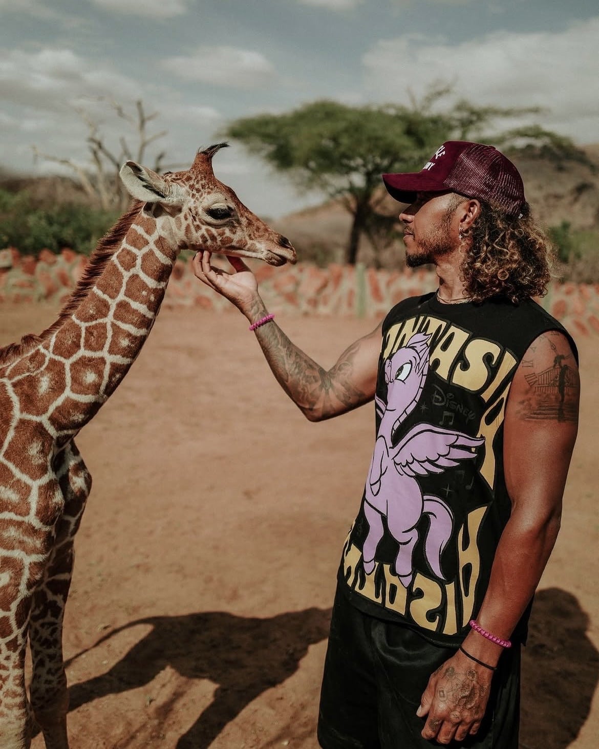 Lewis Hamilton durante uno dei suoi viaggi in Africa, Kenya 2022 (© lewishamilton - instagram)