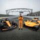 Leonardo Fornaroli con la McLaren MCL39 e la McLaren MCL-HY (© mclaren.com)