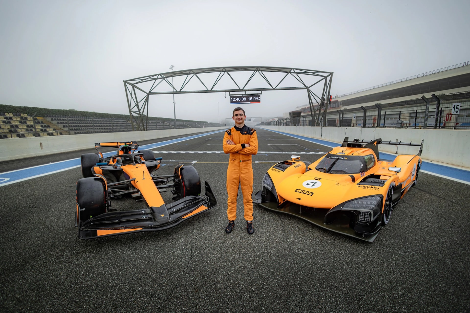 Leonardo Fornaroli con la McLaren MCL39 e la McLaren MCL-HY (© mclaren.com)