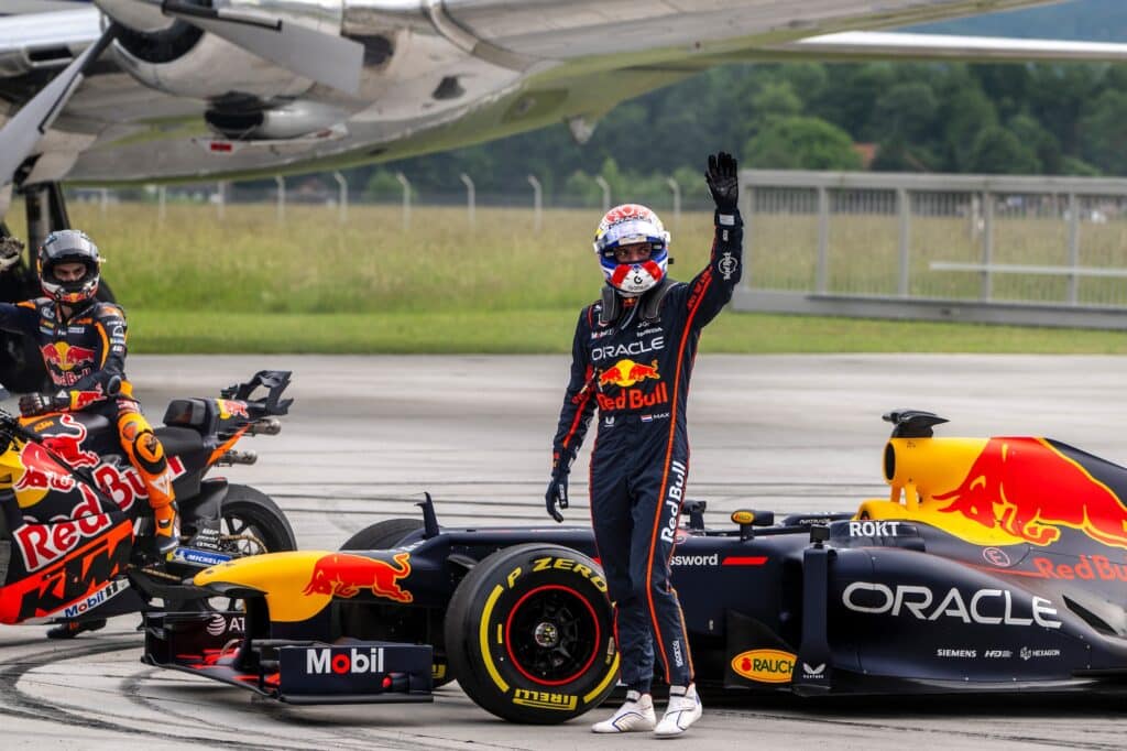 Max Verstappen e Dani Pedrosa durante un evento di riapertura del Red Bull Hangar-7
