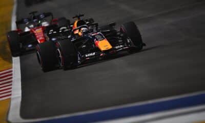 Max Verstappen davanti a Leclerc a Singapore (© Red Bull Content Pool)