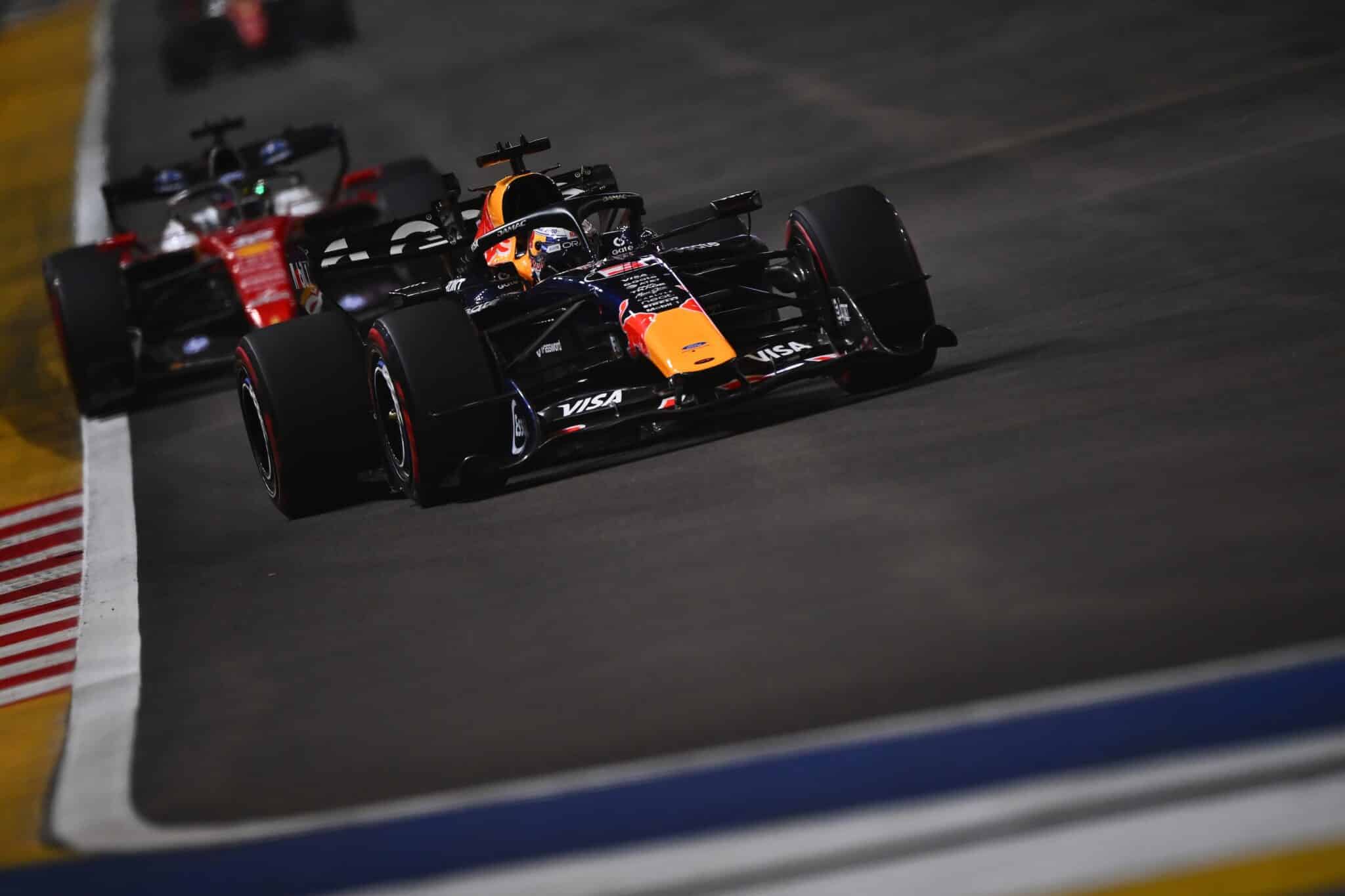 Max Verstappen davanti a Leclerc a Singapore (© Red Bull Content Pool)