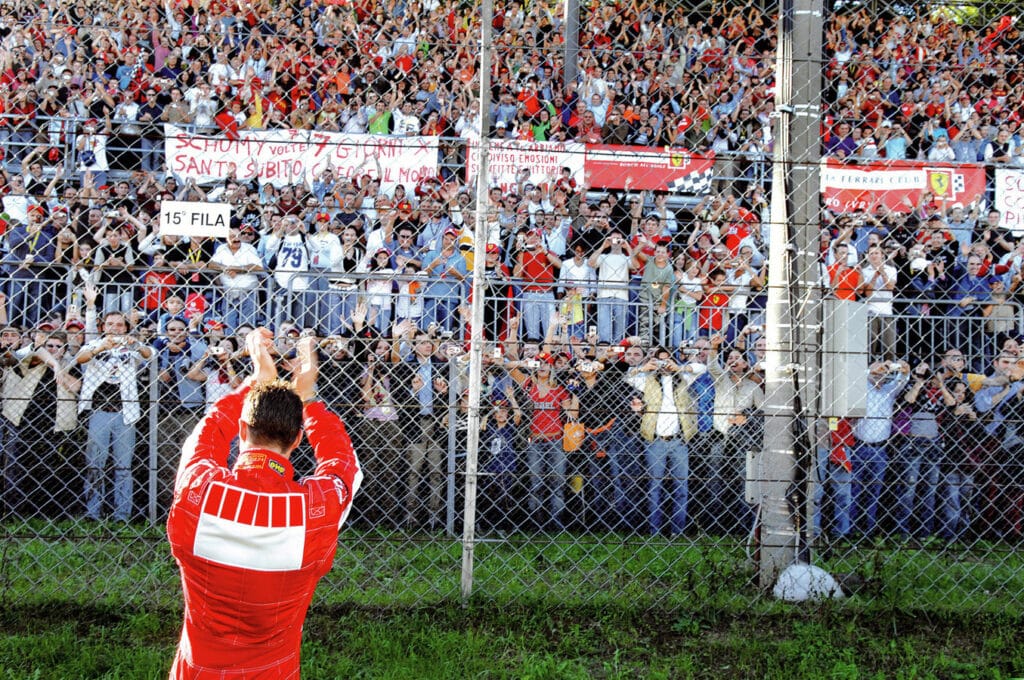 Michael Schumacher con i tifosi Ferrari