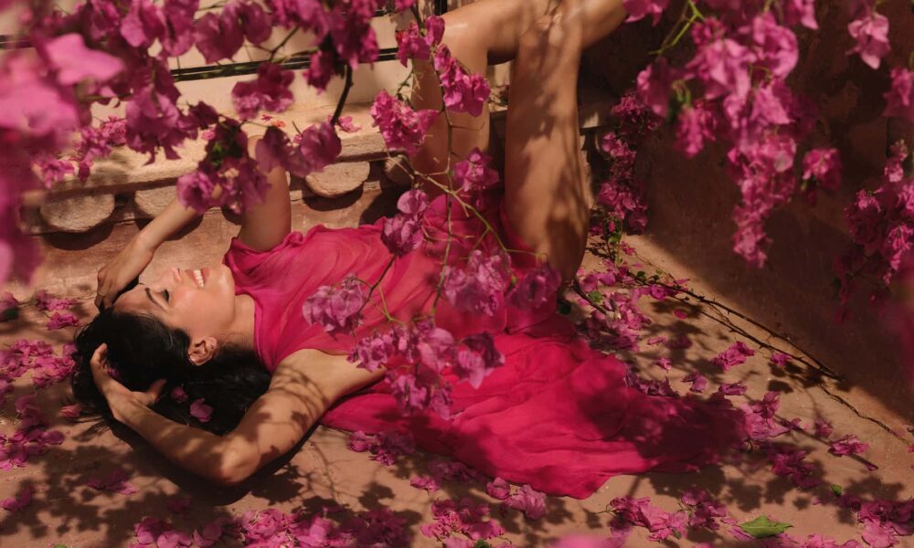 Freida Pinto nel Calendario Pirelli 2027 (© Pirelli)