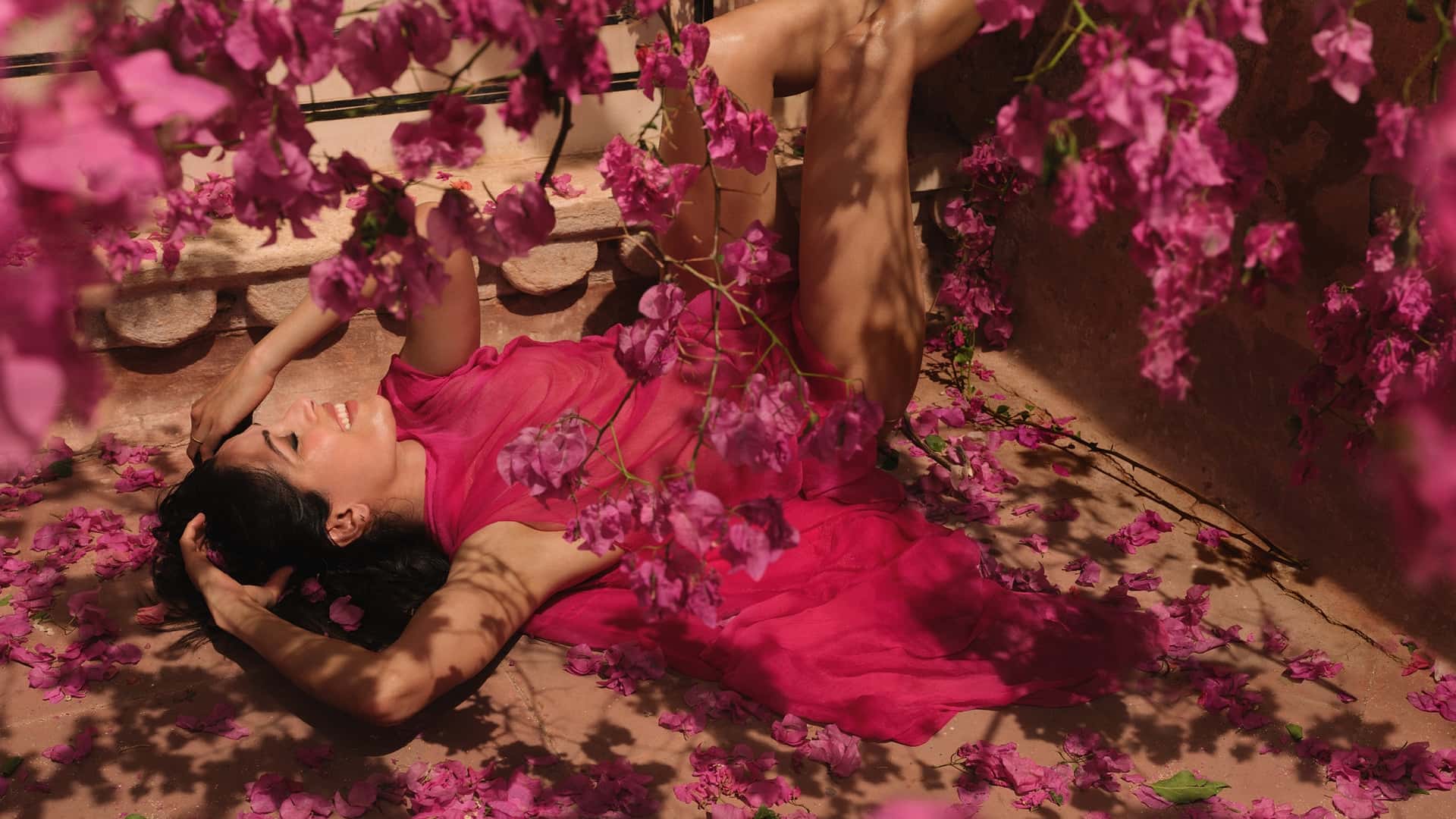 Freida Pinto nel Calendario Pirelli 2027 (© Pirelli)