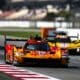 La #17 Genesis e la #83 Ferrari in pista a Barcellona (© FIA WEC / DPPI)