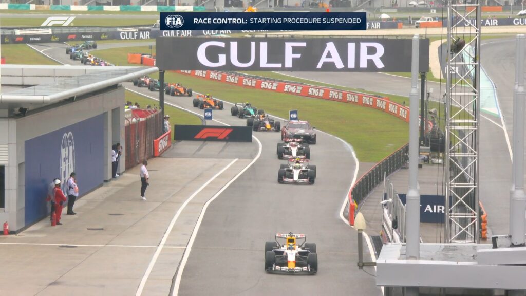 Le vetture in corsia box a Sepang dopo i problemi software durante il GP del Bahrain (© x.com/F1)