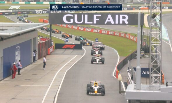 Le vetture in corsia box a Sepang dopo i problemi software durante il GP del Bahrain (© x.com/F1)