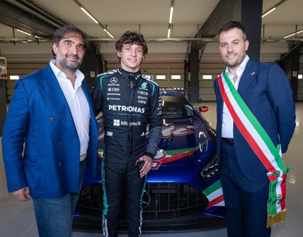 Da sx il presidente ACI Geronimo La Russa, Andrea Kimi Antonelli e il Sindaco Marco Panieri in occasione del Trofeo Bandini 2026 (© IG Marco Panieri)