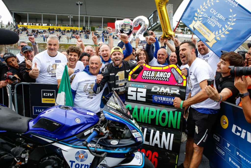 Delbianco festeggia il titolo co il team al aprco chiuso