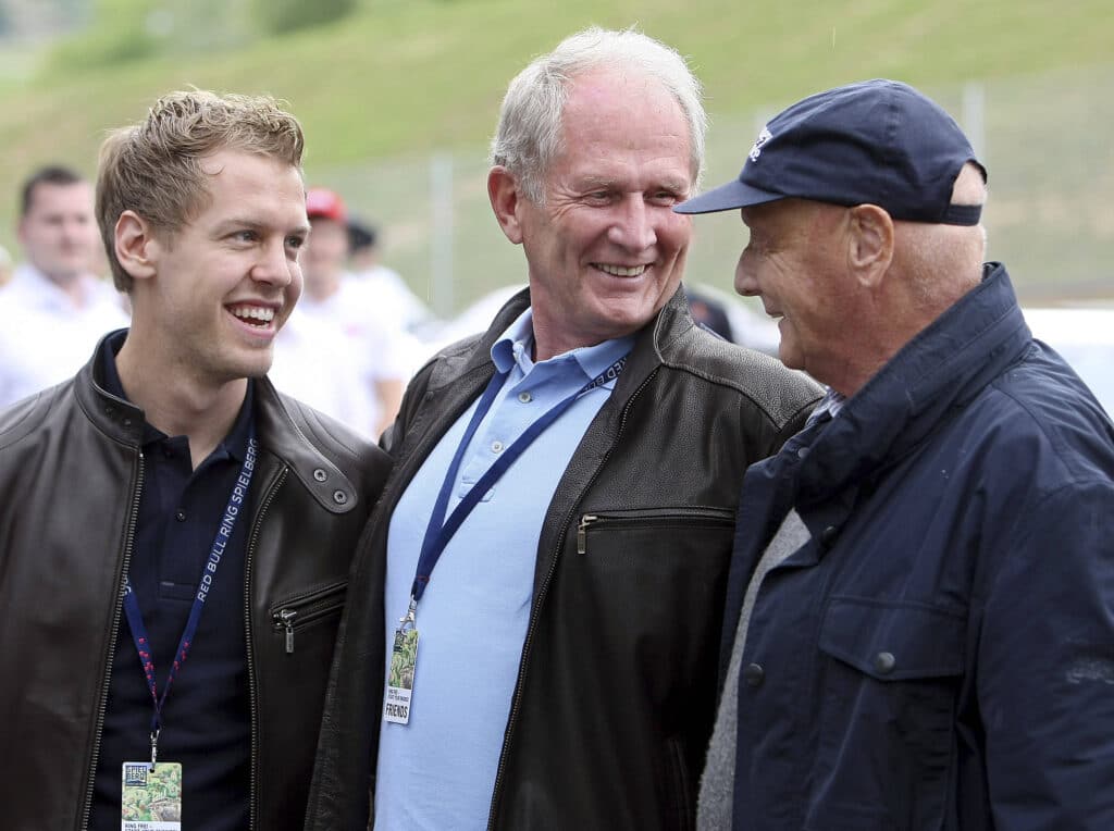 Vettel, Marko e Lauda nel febbraio 2012 (© Red Bull Content Pool)